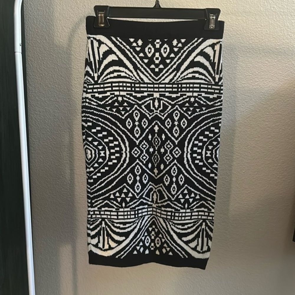 De Rotchild Sz M Black White Abstract Pattern Knit Skirt